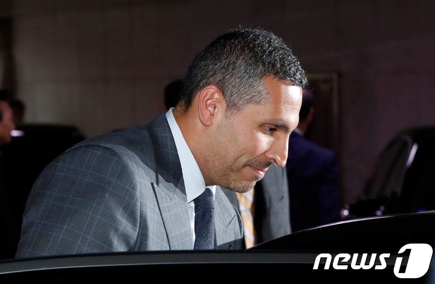 칼둔 칼리파 알 무바라크 아랍에미리트(UAE) 아부다비 행정청장이 8일 서울 여의도 국회에서 정세균 의장을 만난 뒤 차량에 타고 있다. 2018.1.8/뉴스1 ⓒ News1 안은나 기자