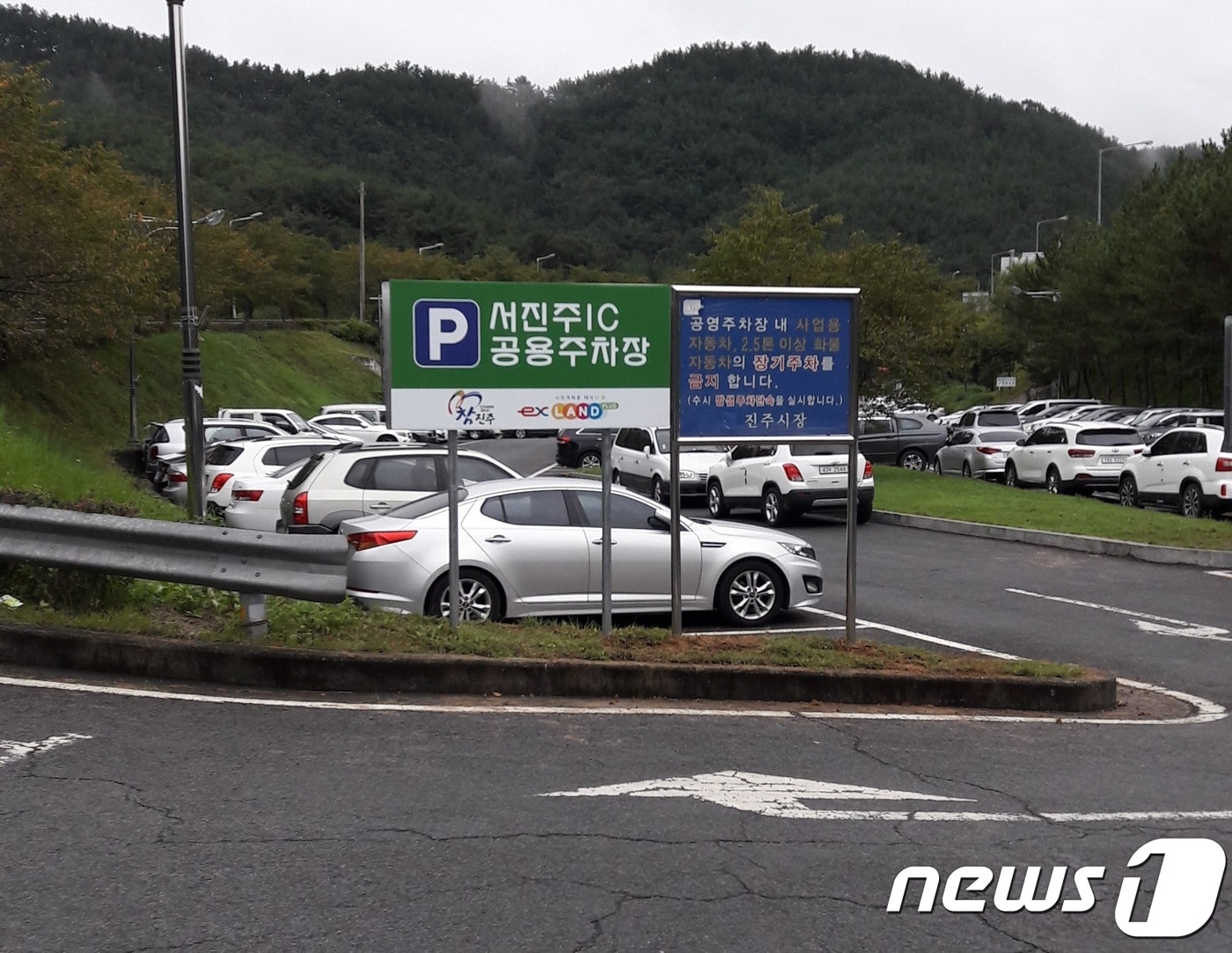 한국도로공사 부산경남본부에서 고속도로 유휴지 활용 사업으로 만든 '서진주IC 공영주차장'.(도공 부산경남본부 제공)2018.10.1/뉴스1ⓒ News1