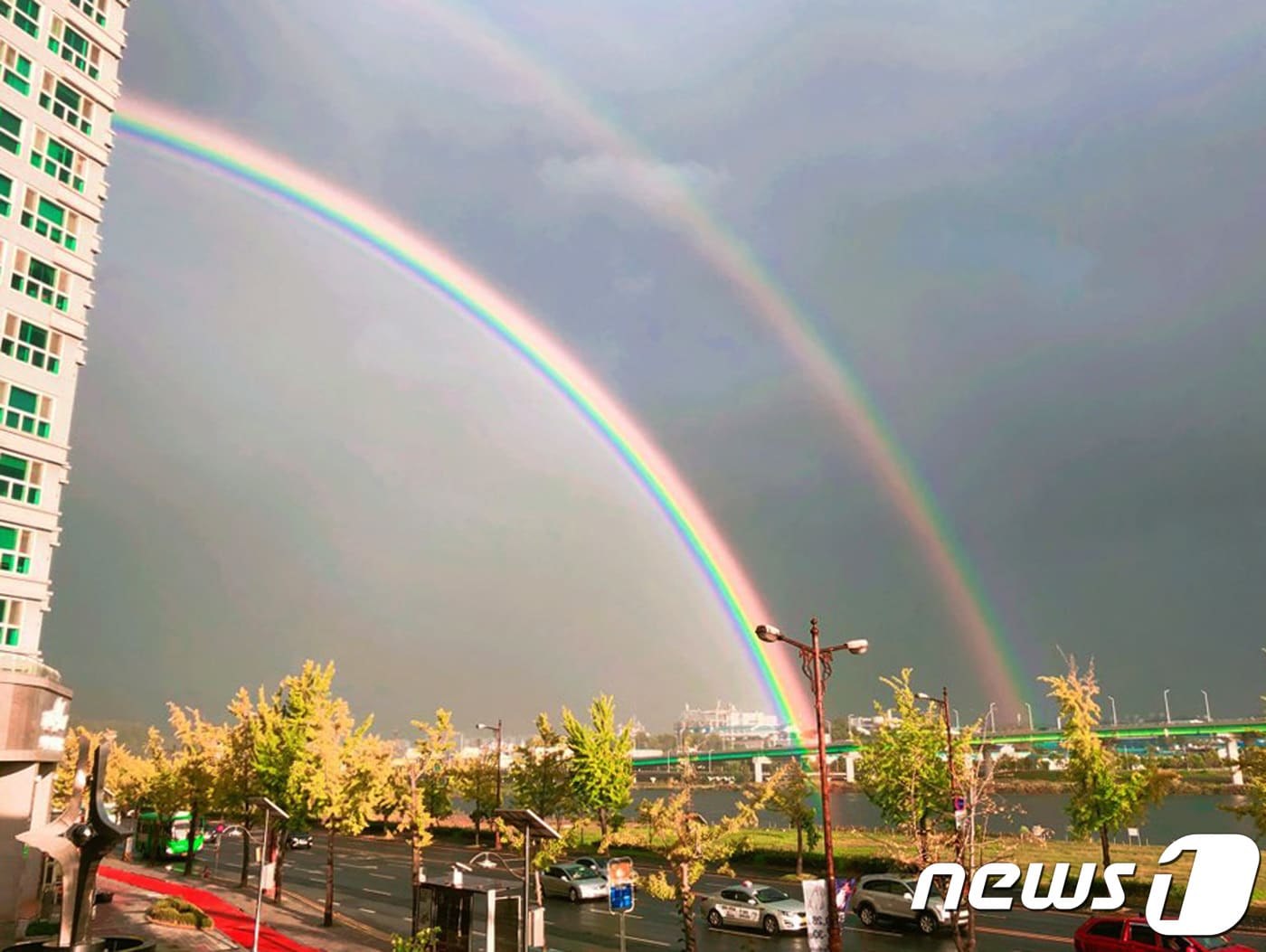 25일 대전·충남은 대체로 흐린 가운데 오전까지 대부분의 지역에 비가 내리다 오후부터 그친다. 대전시 유성구 인근 하늘에 쌍무지개가 떠있다./뉴스1 ⓒ News1 오장환 기자