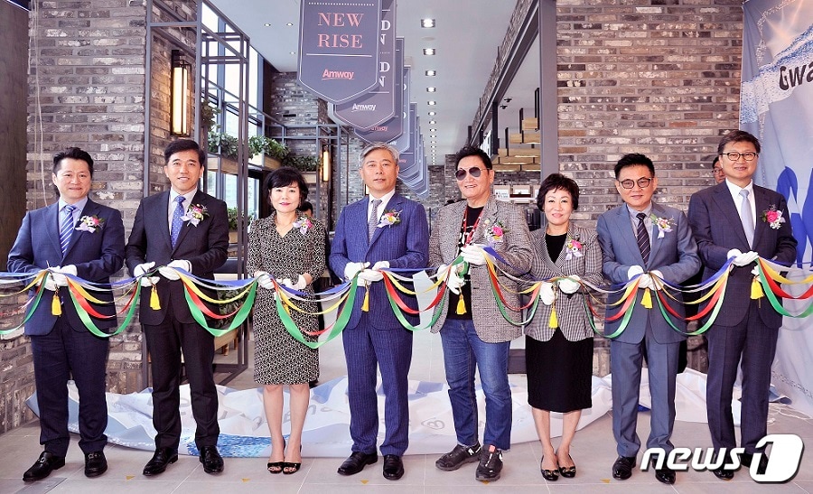 지난 6일 진행된 광주 암웨이 비즈니스 센터 오픈식에서 김장환 한국암웨이 대표(왼쪽에서 네 번째)가 테이프를 자르고 있다.ⓒ News1