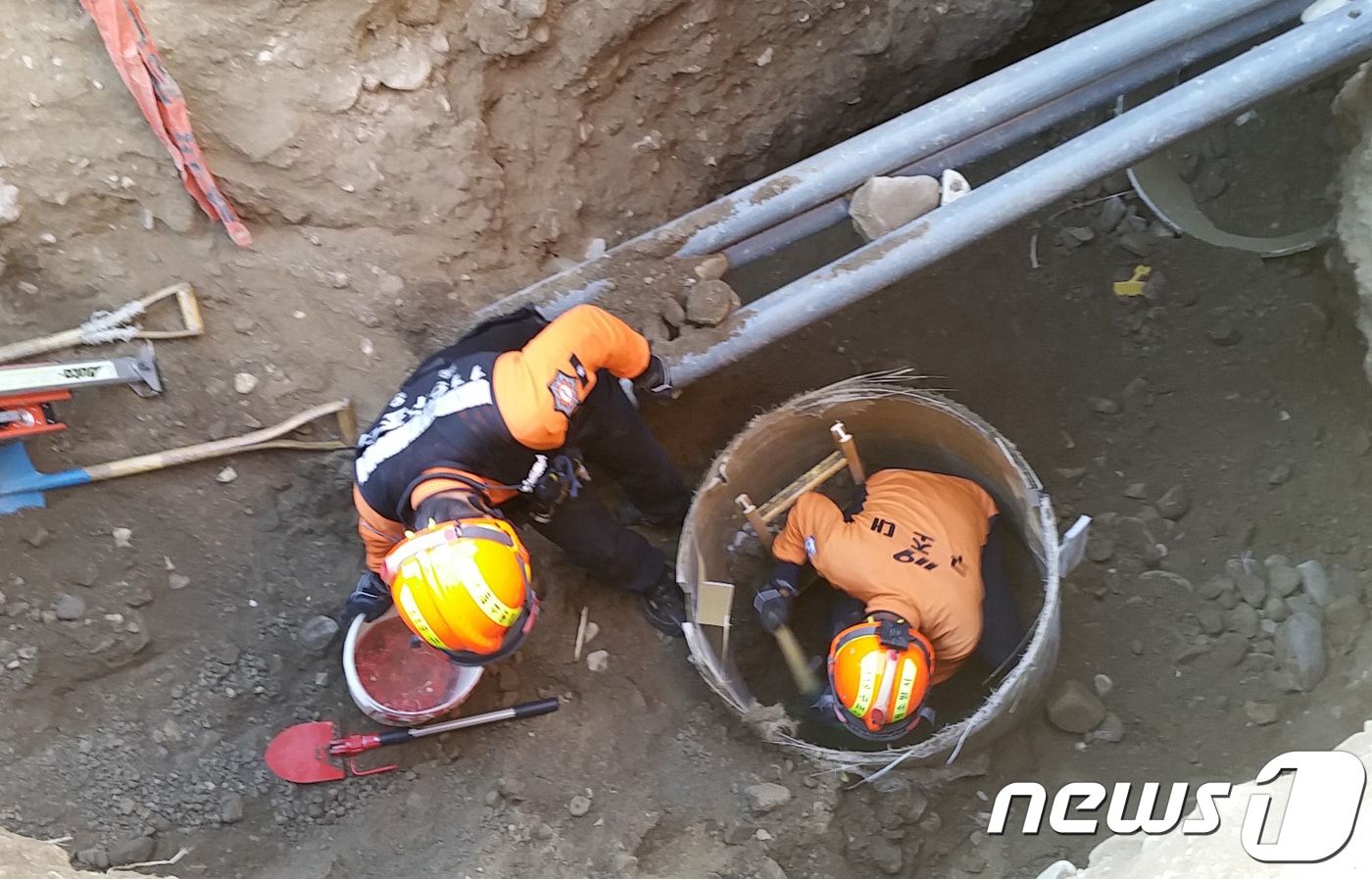 10일 오후 4시09분쯤 강원 철원군 서면 와수리 와수초교 인근 도로에서 오배수관 관로 공사중 이모씨(64)가 6m 깊이의 배수관로에 매몰되는 사고가 발생해 소방대원들이 구조 작업을 펼치고 있다. (강원도소방본부 제공) 2018.10.10/뉴스1 ⓒ News1 하중천 기자