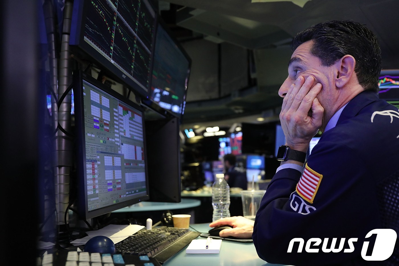 뉴욕 증권거래소에서 한 트레이더가 전광판을 보고 있다. ⓒ AFP=뉴스1 ⓒ News1 우동명 기자