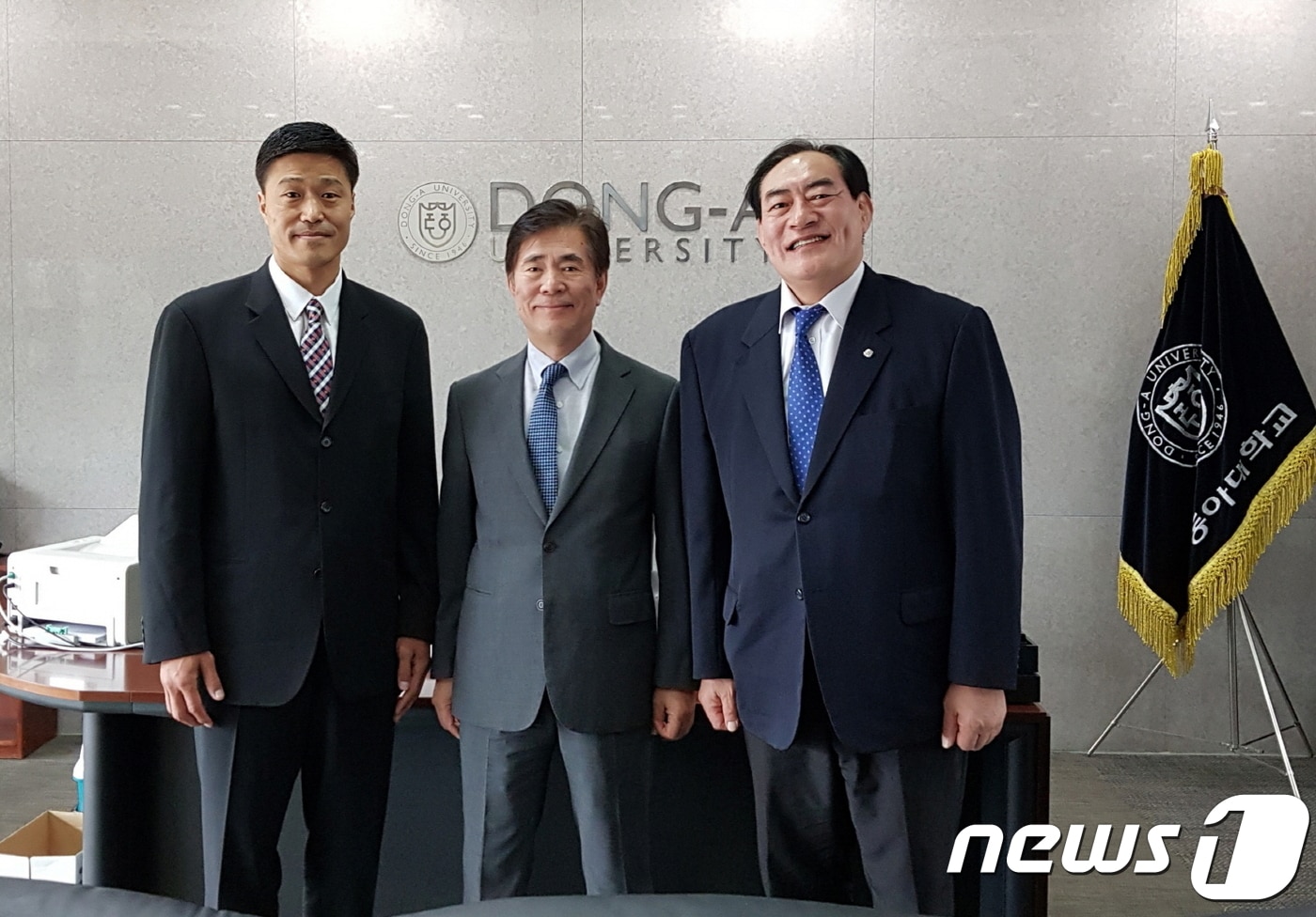 왼쪽부터 김제경 석좌교수(’92 바르셀로나 올림픽 금메달리스트), 한석정 총장, 하형주 예술체육대학장(동아대학교 제공). ⓒ News1