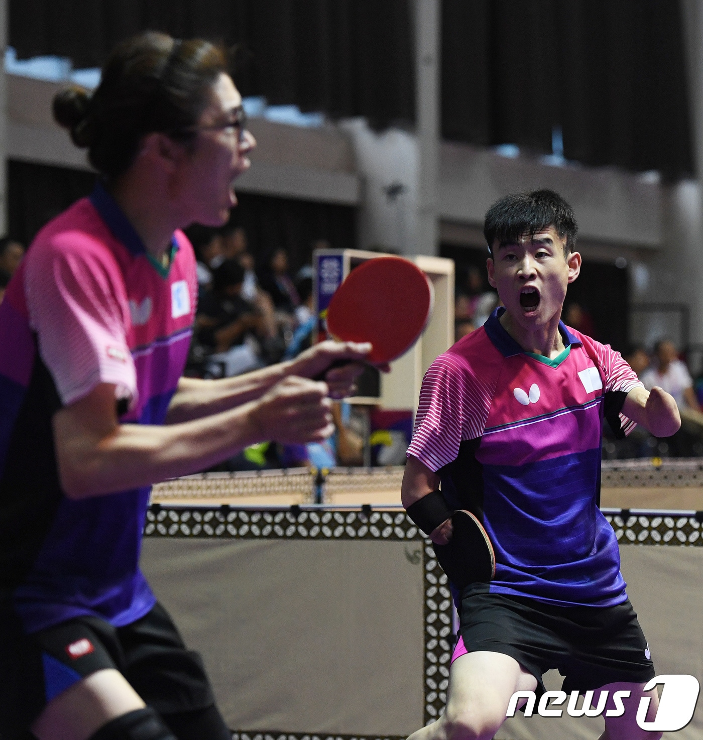 남북 탁구단일팀 '코리아' 박홍규(왼쪽)와 북측 김영록 선수가 11일 오후(현지시간) 인도네시아 자카르타 에코벤션 안촐에서 열린 '2018 인도네시아 장애인아시아경기대회' 일본과의 탁구 남자 복식(장애등급 TT 6-7) 경기에서 득점에 성공한 후 기뻐하고 있다. 2018.10.11/뉴스1 ⓒ News1 사진공동취재단