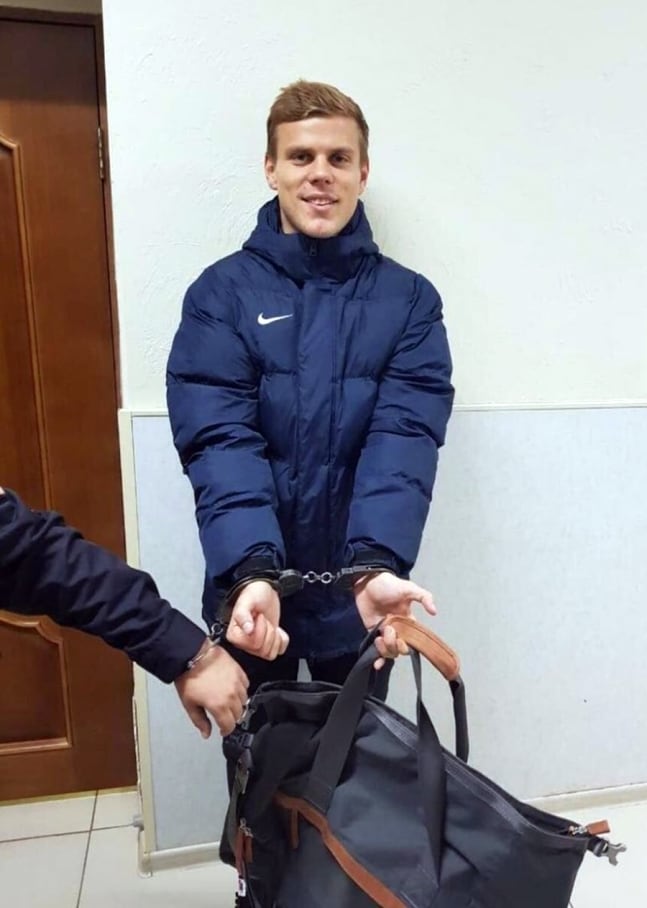 한국계 공무원을 폭행한 혐의로 수갑을 찬 알렉산드르 코코린(제니트). (알렉세이 야로세브스키 트위터 캡처) ⓒ News1