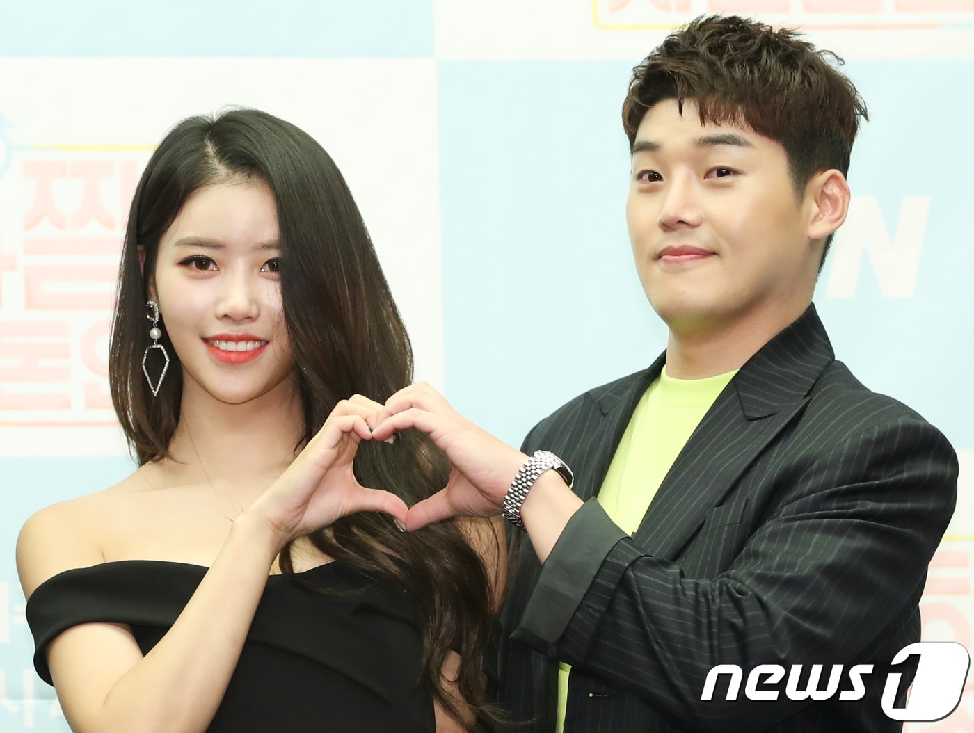 러블리즈 이미주, 개그맨 권혁수(오른쪽)가 12일 오전 서울 상암동 스탠포드 호텔에서 열린 tvN ‘아찔한 사돈연습’ 기자간담회에 참석해 포즈를 취하고 있다. ‘아찔한 사돈연습’은 가상부부가 된 자식들의 결혼생활을 보며 서로의 가상 사돈과 토크를 나누는 프로그램이다. 2018.10.12/뉴스1 ⓒ News1 권현진 기자