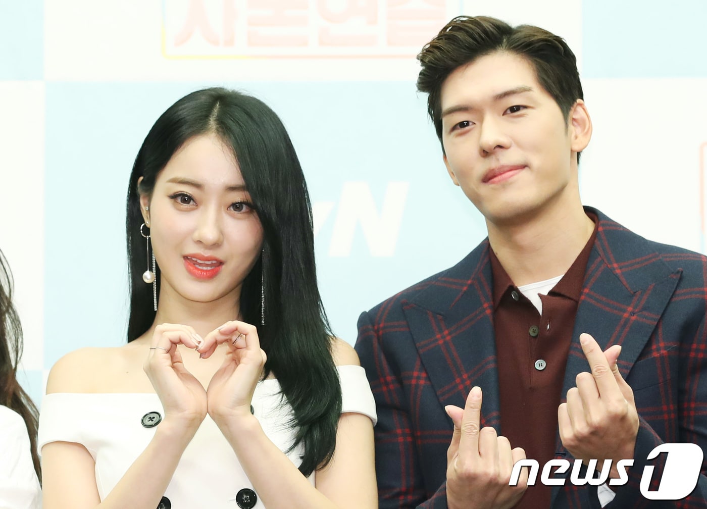 경리, 오스틴 강(오른쪽)이 12일 오전 서울 상암동 스탠포드 호텔에서 열린 tvN ‘아찔한 사돈연습’ 기자간담회에 참석해 포즈를 취하고 있다. ‘아찔한 사돈연습’은 가상부부가 된 자식들의 결혼생활을 보며 서로의 가상 사돈과 토크를 나누는 프로그램이다. 2018.10.12/뉴스1 ⓒ News1 권현진 기자