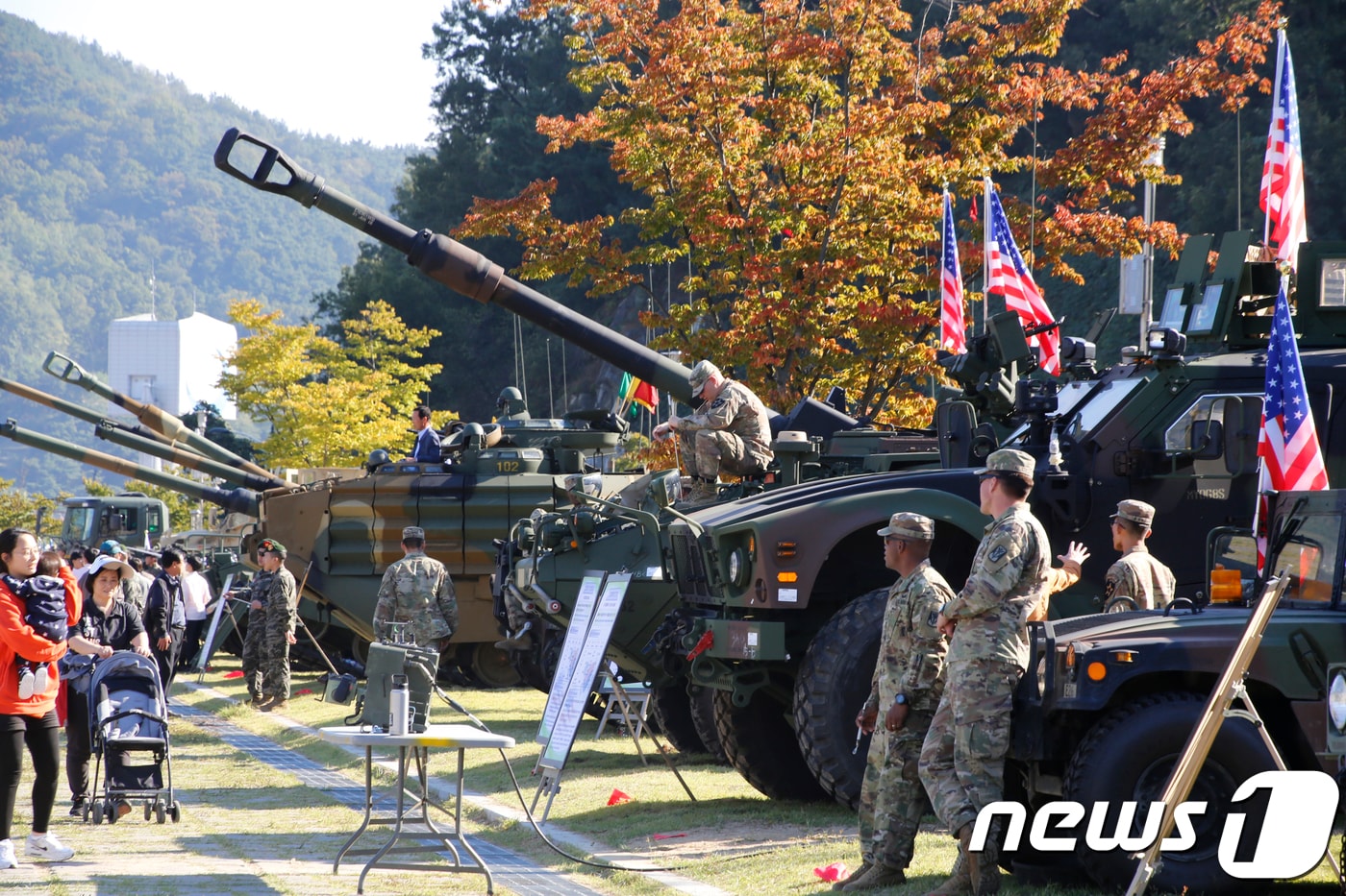 12일 경북 칠곡보 생태공원에서 개막된 &#39;&#39;낙동강세계평화 문화 대축전&#39;행사에서 육군 제2작전사에서 군 전투장비를 전시하고 있다. 2018.10.12/뉴스1 ⓒ News1 정우용 기자