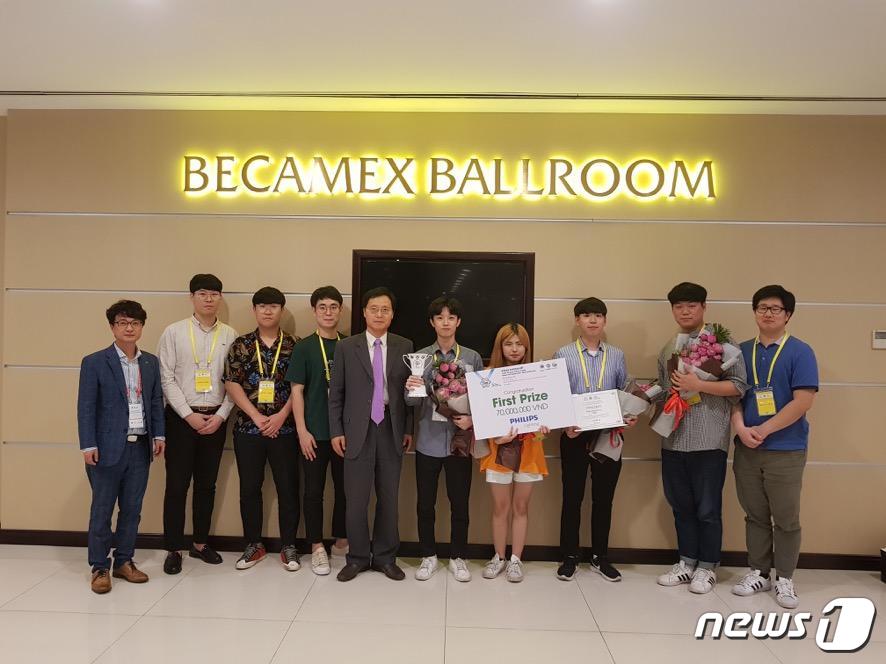 최근 열린 제3회 하이테크 페어 아이디어 공모전에서 최우수상과 장려상을 수상한 한남대 SK2, SACS팀과 대학관계자들이 기념촬영을 하고 있다.ⓒ News1