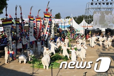 14일 제주도에서 열린 제59회 한국민속예술축제에 강원도 대표로 나간 평창삼베삼굿놀이보존회회원들이 삼베삼굿놀이를 선보이고 있다.(평창군 제공).2018.10.14/뉴스1 ⓒ News1
