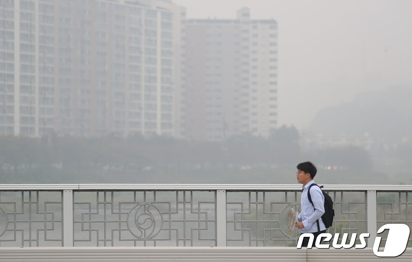 안개가 자욱하게 낀 전북 전주시 서원로를 걸어가고 있는 시민/뉴스1DB