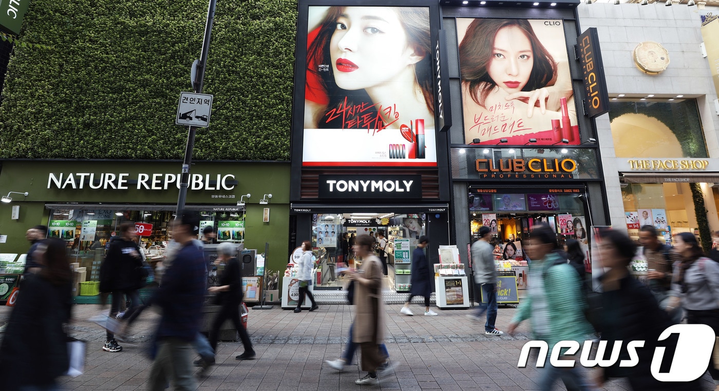16일 서울 명동거리에 위치한 로드숍 화장품 매장 앞으로 시민들이 지나가고 있다. 2018.10.16/뉴스1 ⓒ News1 이재명 기자