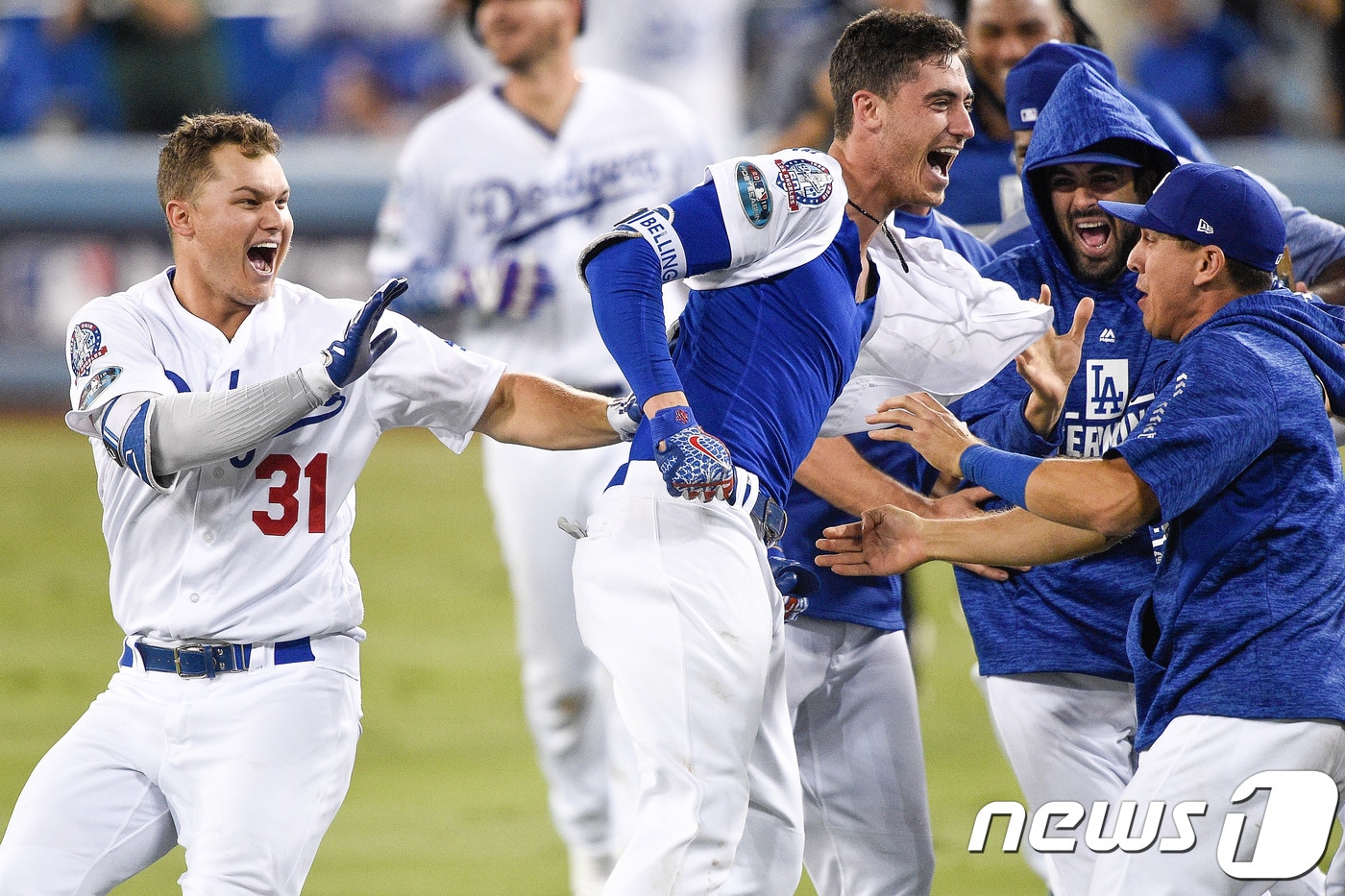 LA 다저스 선수들이 17일(한국시간) 미국 캘리포니아주 로스앤젤레스의 다저스타디움에서 열린 밀워키 브루어스와의 2018 메이저리그 내셔널리그 챔피언십시리즈 4차전에서 연장 13회말 터진 코디 벨린저의 끝내기안타에 기뻐하고 있다. ⓒ AFP=News1