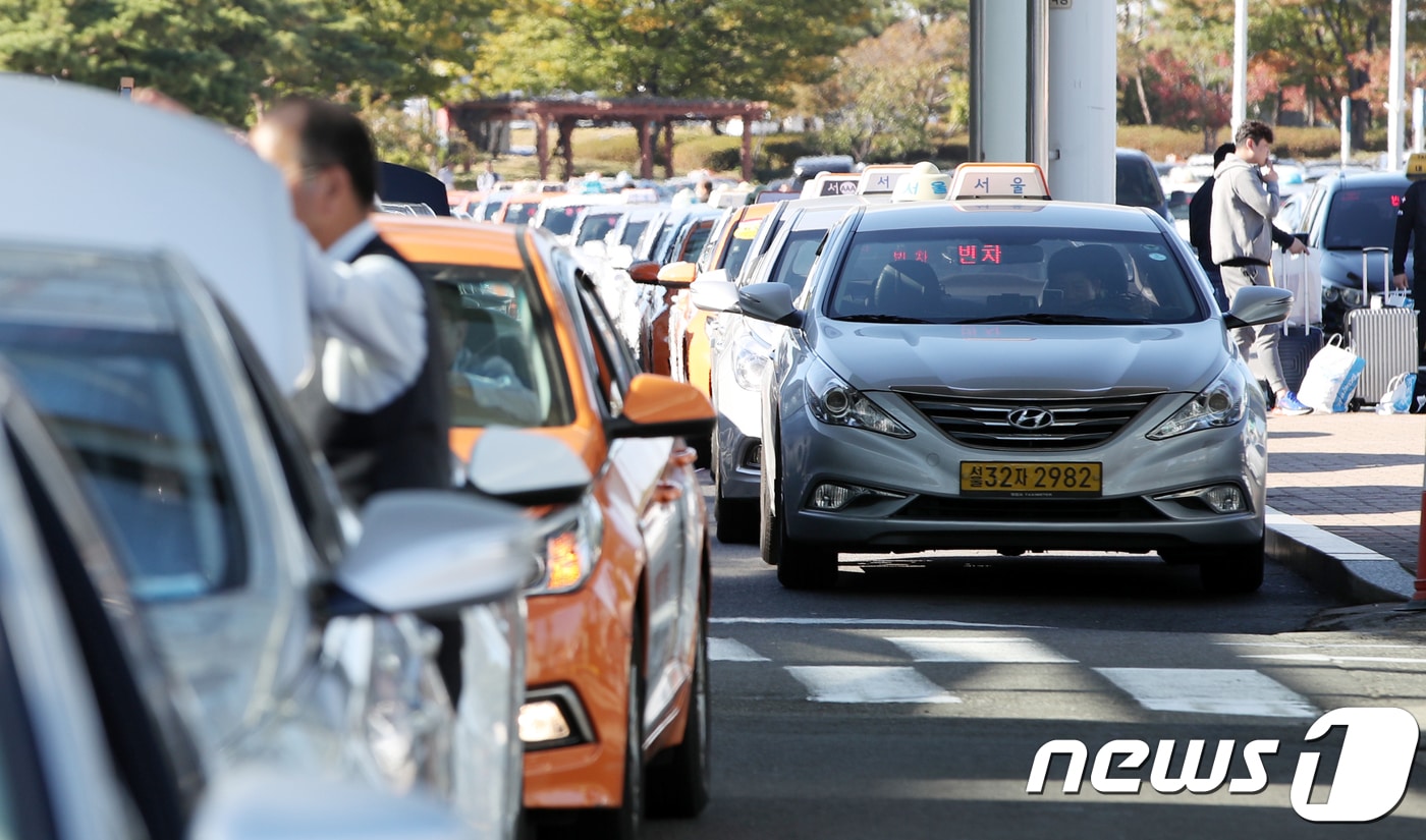 서울 김포공항에 택시들이 줄 서 있다. (사진은 기사 내용과 무관함) / 뉴스1 ⓒ News1