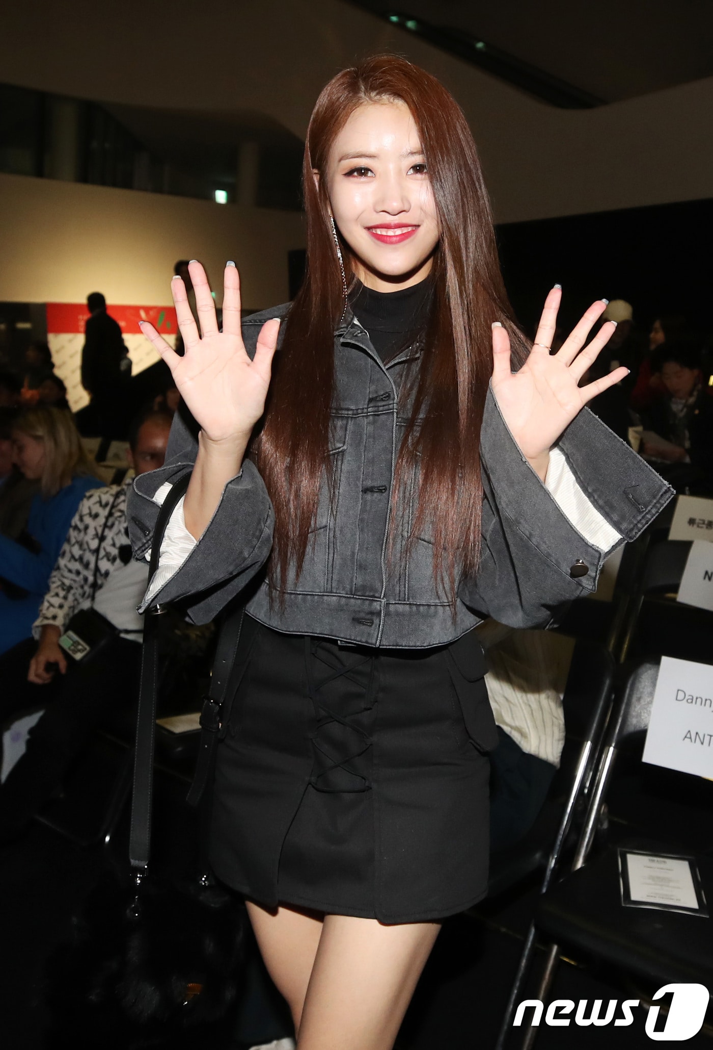 러블리즈 이미주가 18일 서울 중구 을지로 281 동대문디자인플라자(DDP)에서 열린 '2019 S/S 헤라서울패션위크' 더 갱(THE GANG) 컬렉션에 참석해 사랑스러운 인사를 하고 있다. 2018.10.18/뉴스1 ⓒ News1 권현진 기자