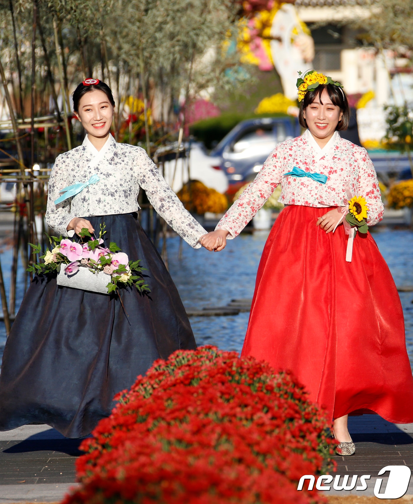 19일 오후 전북 전주시 전주역앞 첫마중길 일원에서 제2회 첫마중길 꽃마중 예술제가 열린 가운데 오프닝행사로 한복 부케쇼가 펼쳐지고 있다. 가을꽃과 화훼인이 디자인한 가드닝 작품들이 어우러지는 첫 마중길 꽃마중 예술제는 3일 동안 열린다.(전주시 제공)2018.10.19/뉴스1 ⓒ News1 김춘상 기자