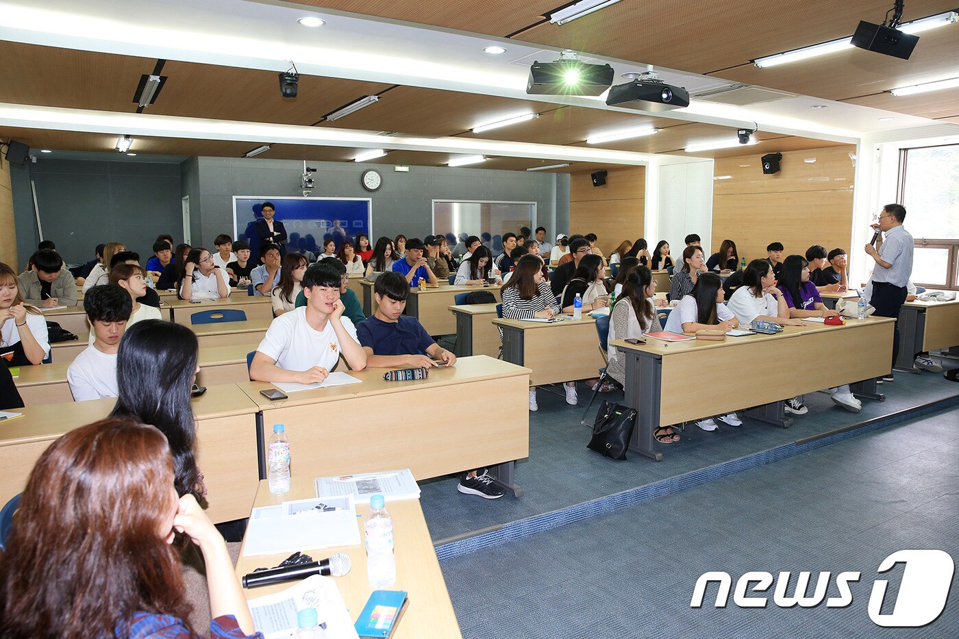 교수 4명이 코티칭(co-teaching)하는 교양과목 ‘거대한 전환’ 수업. 수업 전반부는 주제 강연, 후반부는 토론으로 진행된다.(동아대학교 제공)ⓒ News1