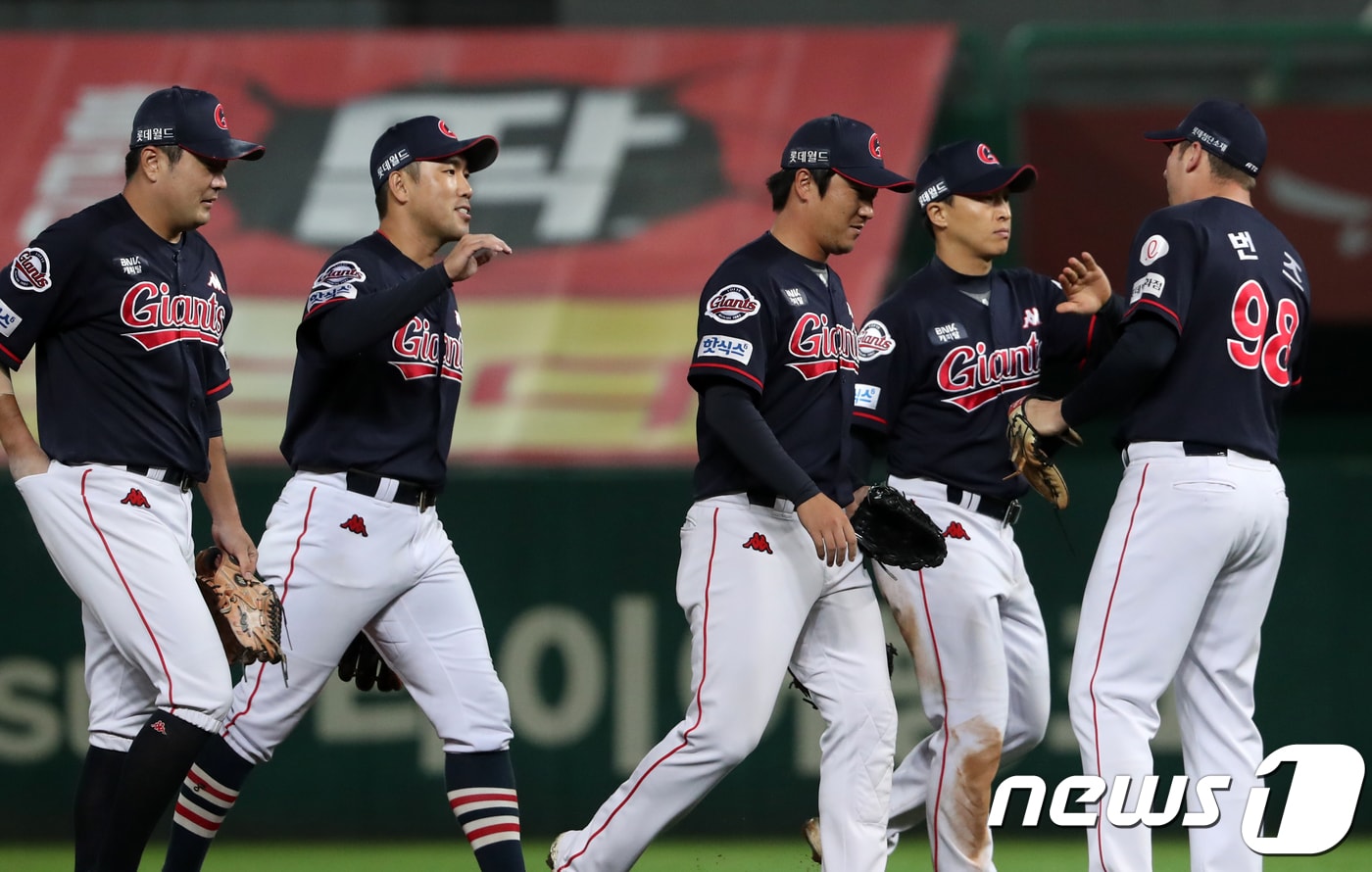 2일 오후 인천시 남구 SK행복드림구장에서 열린 '2018 신한은행 마이카 KBO리그' 프로야구 롯데 자이언츠와 SK와이번스의 경기에서 연장 접전 끝에 8-6으로 승리한 롯데 선수들이 마운드에 모여 기뻐하고 있다. 2018.10.2/뉴스1 ⓒ News1 오대일 기자