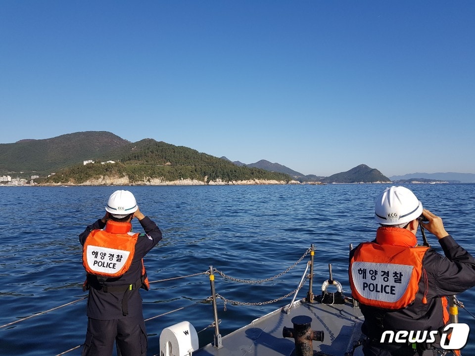 창원해경이 거제 외포항 인근 자살의심자를 집중 수색하고 있다. (창원해경 제공) 2018.10.20/뉴스1 ⓒ News1