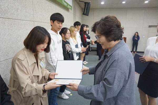 문미란 서울특별시 여성가족정책실장이 아동권리모니터링단 학생들에게 임명장을 수여하는 모습 ⓒ News1