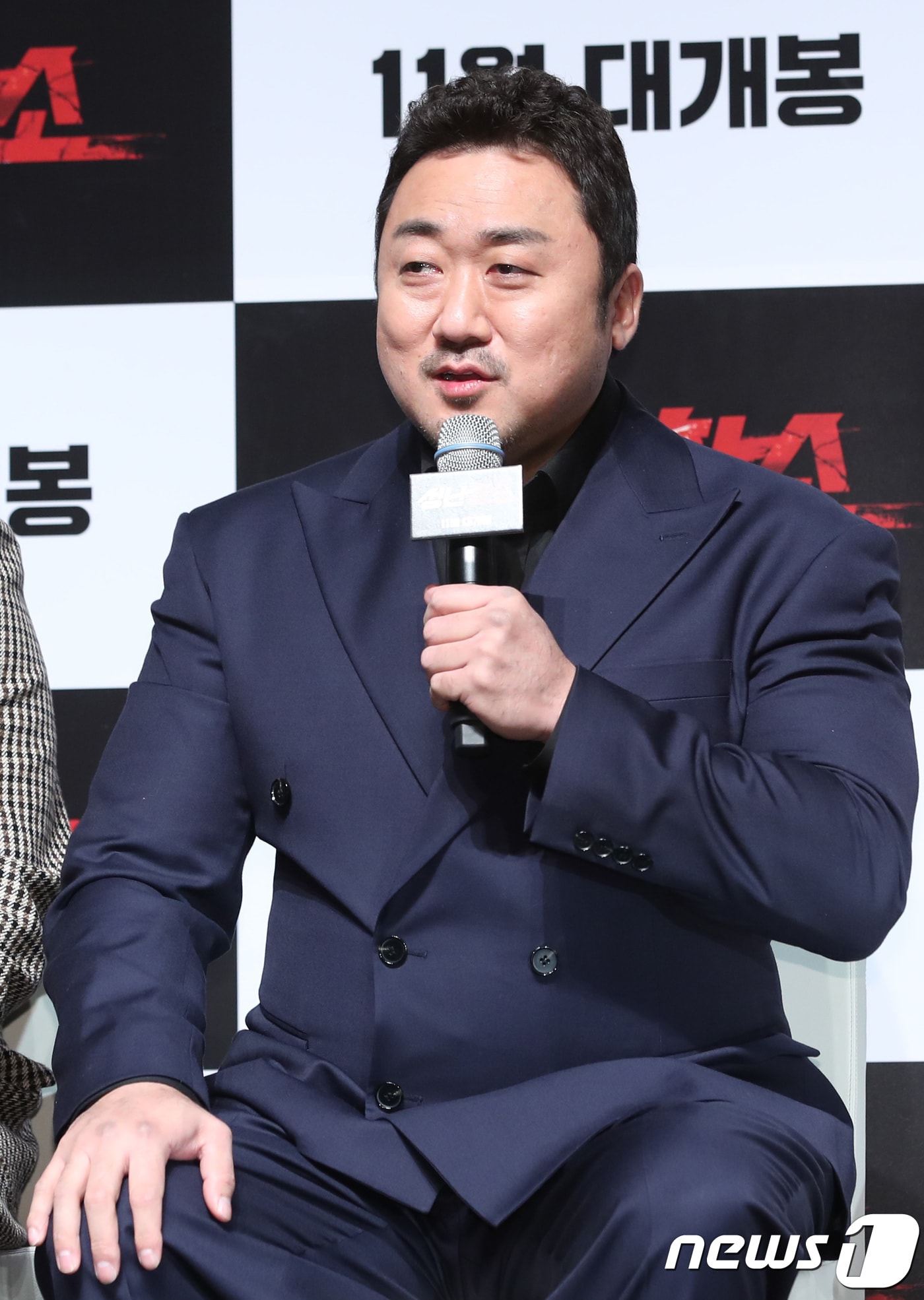 배우 마동석이 23일 오전 서울 강남구 CGV 압구정점에서 열린 영화 '성난황소' 제작보고회에 참석해 인사를 하고 있다. ‘성난황소’는 한번 성나면 무섭게 돌변하는 동철(마동석 분)이 납치된 아내 지수(송지효 분)를 구하기 위해 무한 돌진하는 통쾌한 액션 영화다. 2018.10.23/뉴스1 ⓒ News1 권현진 기자