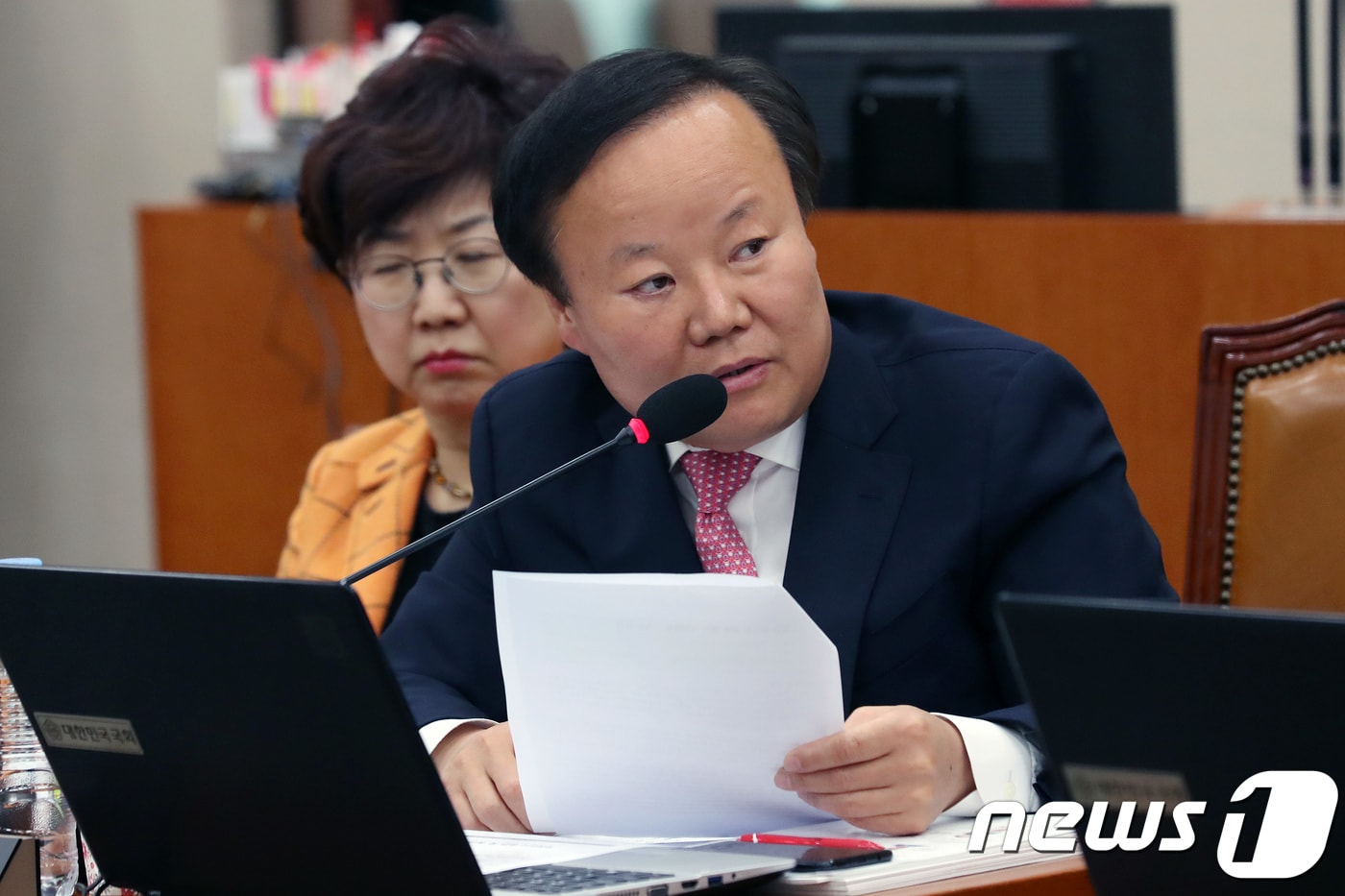 김재원 자유한국당 의원이 23일 오후 서울 여의도 국회에서 열린 문화체육관광위원회의 대한체육회, 국민체육진흥공단, 한국체육산업개발(주), 태권도진흥재단, 대한장애인체육회 등에 대한 국정감사에서 질의를 하고 있다. 2018.10.23/뉴스1 ⓒ News1 임세영 기자