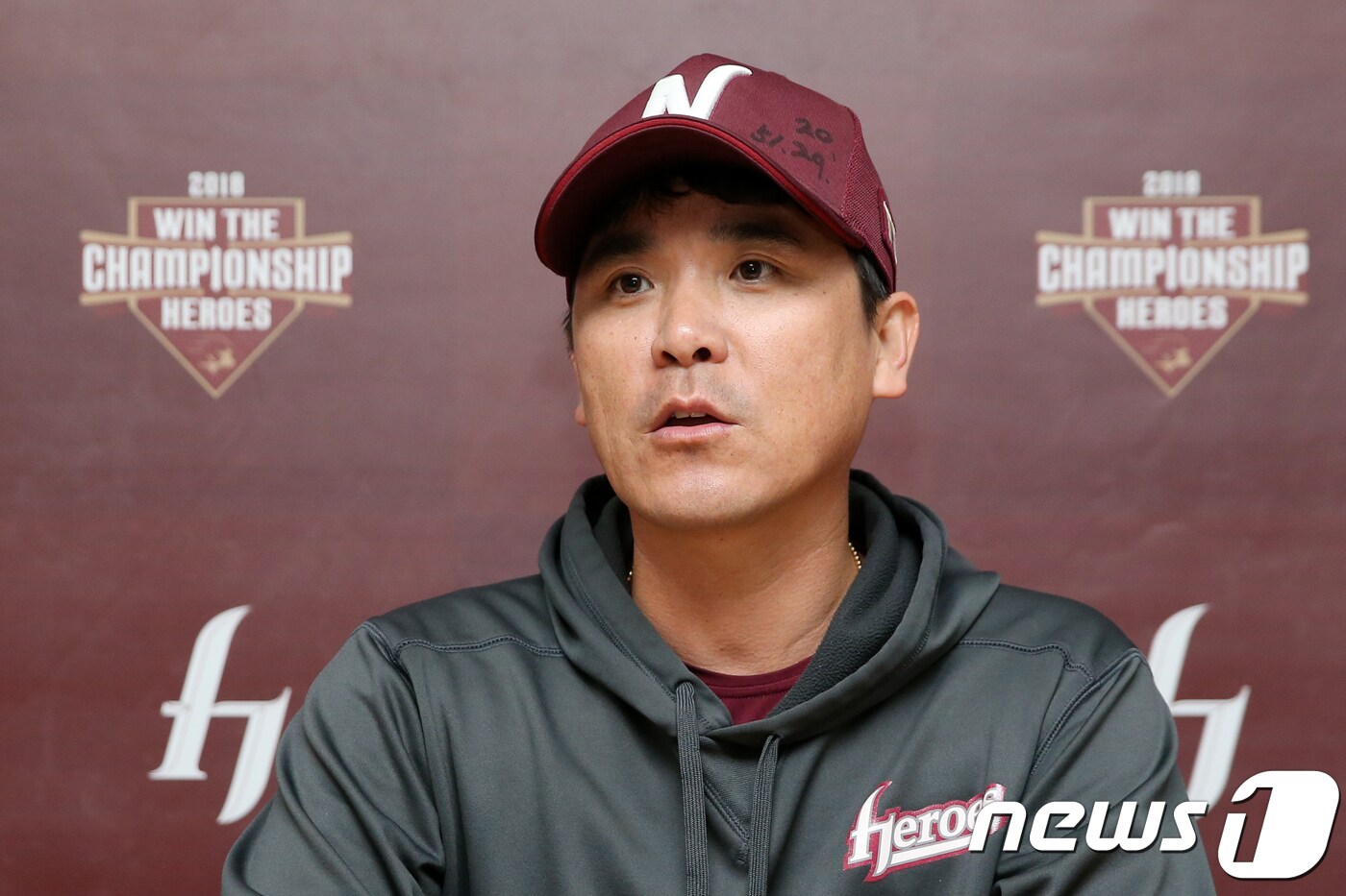 장정석 넥센히어로즈 감독이 23일 오후 서울 구로구 고척스카이돔에서 '2018 프로야구 신한은행 마이카 KBO리그 포스트시즌' 준플레이오프 4차전 한화 이글스와 넥센 히어로즈의 경기에 앞서 취재진의 질의에 답하고 있다. 2018.10.23/뉴스1 ⓒ News1 안은나 기자