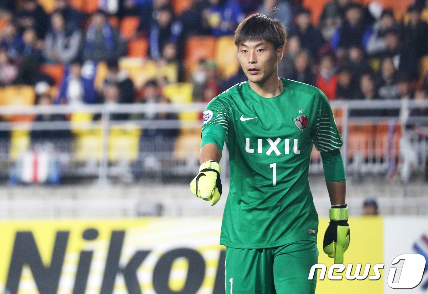 24일 오후 경기도 수원시 팔달구 수원월드컵경기장에서 열린 2018 아시아축구연맹(AFC) 챔피언스 리그 4강 2차전 수원 삼성 블루윙즈와 가시마 앤틀러스의 경기에서 가시마 권순태 골키퍼가 공을 주시하고 있다. 2018.10.24/뉴스1 ⓒ News1 오장환 기자