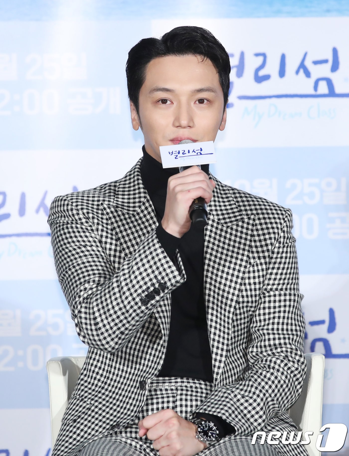 배우 변요한이 25일 서울 강남구 삼성동 메가박스 코엑스점에서 열린 영화 ‘별리섬’ 특별상영회에 참석해 인사말을 하고 있다. ‘별리섬’은 스펙을 쌓으려 외딴섬에 신입 영어강사로 들어간 대학생 한기탁(변요한 분)과 통제불능 중학생들이 꿈을 찾아가는 이야기를 유쾌하게 그린 단편 영화다. 2018.10.25/뉴스1 ⓒ News1 권현진 기자