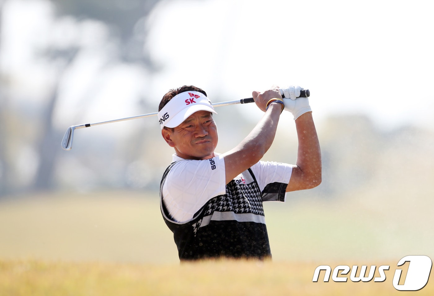 최경주가 25일 경남 김해 정산CC에서 열린 '현대해상 최경주 인비테이셔널' 1라운드 1번 홀에서 벙커샷을 하고 있다. (KPGA 제공) 2018.10.25/뉴스1