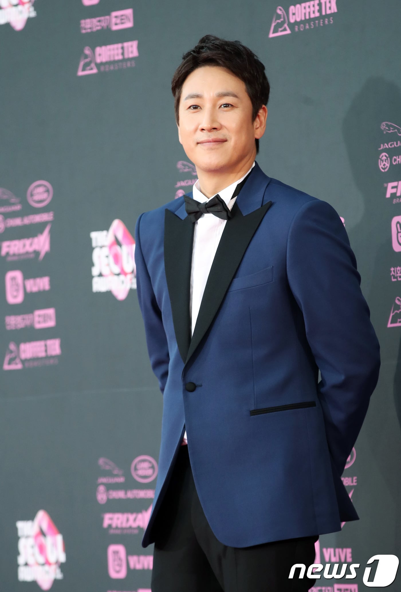 배우 이선균이 27일 오후 서울 경희대 평화의전당에서 열린 '제2회 더 서울어워즈' 레드카펫 행사에 참석해 포즈를 취하고 있다. 2018.10.27/뉴스1 ⓒ News1 권현진 기자