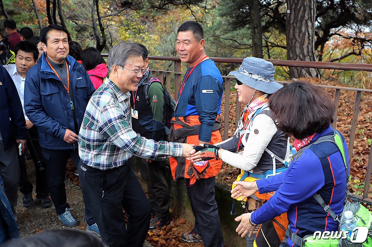 문재인 대통령이 28일 청와대 기자단과 북악산 산행 중 등산객들과 인사를 하고 있다. (청와대 제공) 2018.10.28/뉴스1