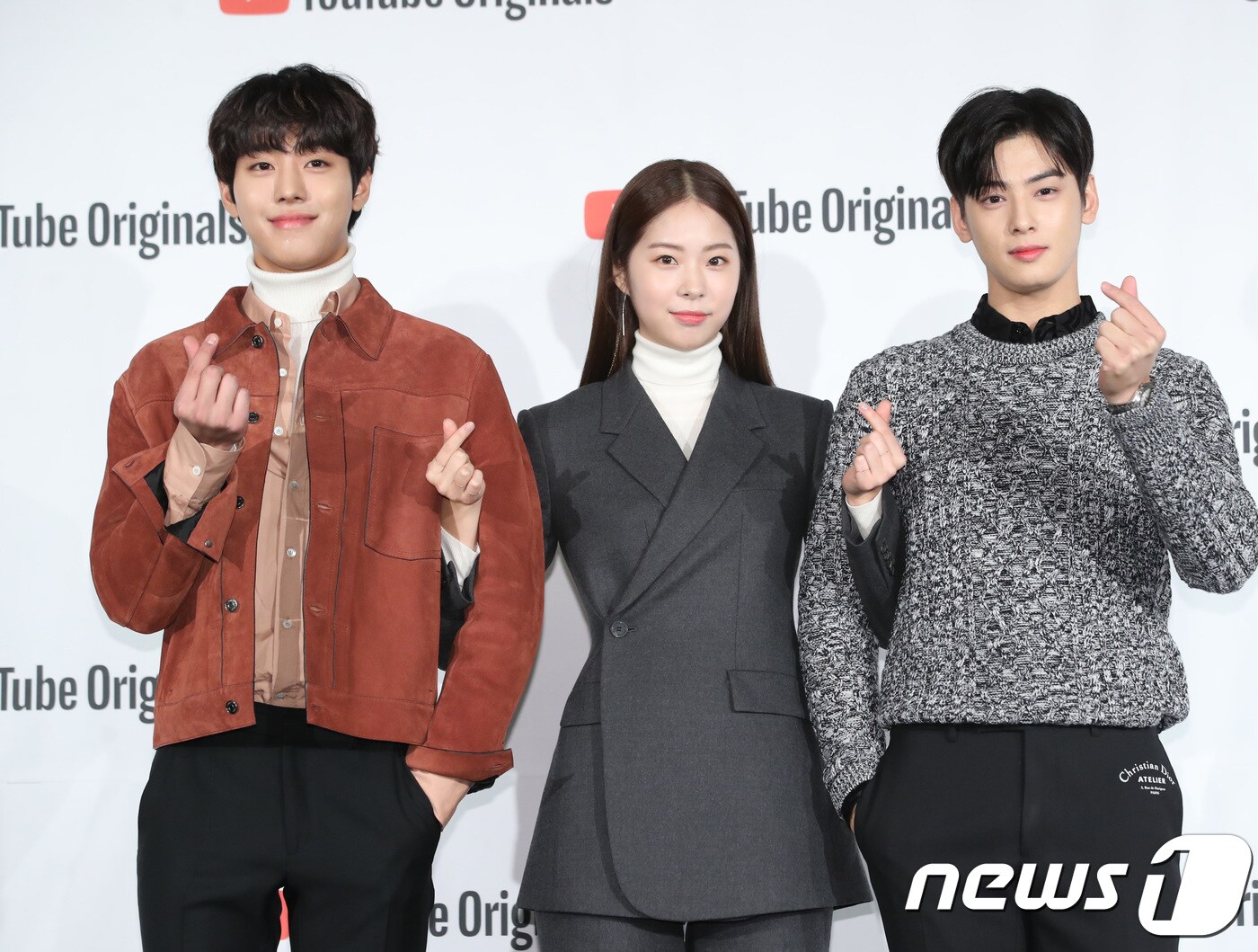 배우 안효섭(왼쪽부터), 서은수, 차은우가 29일 오후 서울 콘래드서울에서 열린 웹드라마 '탑매니지먼트' 제작발표회에 참석해 포즈를 취하고 있다. '탑매니지먼트' 는 운빨 제로 아이돌 그룹 소울(차은우, 정유안, 방재민 분)과 몽골에서 온 싱어송라이터 수용(안효섭 분), 연습생 출신의 열혈 매니저 은성(서은수 분)가 그리는 '차트 인' 역주행 프로젝트를 그린 드라마이다. 2018.10.29/뉴스1 ⓒ News1 권현진 기자