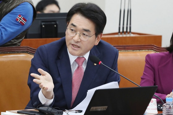 박용진 더불어민주당 의원이 29일 오후 서울 여의도 국회에서 열린 교육위원회의 교육부에 대한 종합감사에서 이덕선 한국유치원총연합회 비상대책위원장에게 질의를 하고 있다. 2018.10.29/뉴스1 ⓒ News1 임세영 기자