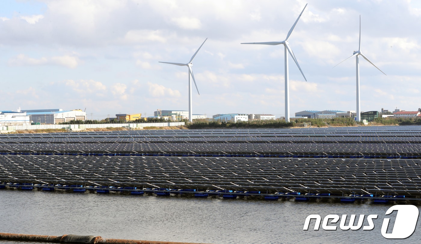 29일 오후 전북 군산시 군산2산업단지 유수지에 국내 최대 규모(유수지 면적 112,584평, 모듈 설치면적 67,548평)의 수상 태양광 발전소가 들어서 있다. (자료사진)2018.10.29/뉴스1 ⓒ News1 문요한 기자