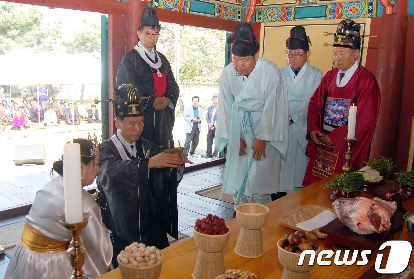 3일 증평 단군전에서 열린 개천대제에서 초헌관을 맡은 장천배 군의회 의장이 첫 술잔을 올리고 있다.2018.10,3ⓒ News1 김정수 기자