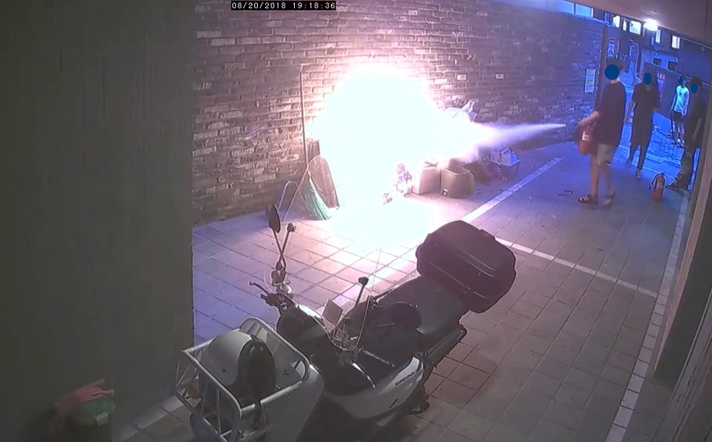 보이는 소화기를 사용해 화재 초기 진압 중인 시민(서울시 제공).ⓒ News1