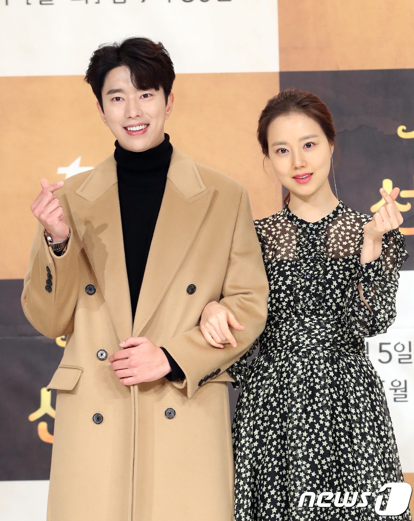 배우 윤현민, 문채원(오른쪽)이 30일 오후 서울 영등포구 타임스퀘어에서 열린 tvN 새 월화 드라마 ’계룡선녀전’ 제작 발표회에 참석해 포즈를 취하고 있다. ‘계룡선녀전’은 699년 동안 계룡산에서 나무꾼의 환생을 기다리며 바리스타가 된 선녀 선옥남(문채원, 고두심 분)이 정이현(윤현민 분)과 김금(서지훈 분), 두 서방님 후보를 우연히 만나면서 과거에 얽힌 비밀을 밝혀내는 코믹 판타지 로맨스 드라마다. 2018.10.30/뉴스1 ⓒ News1 권현진 기자