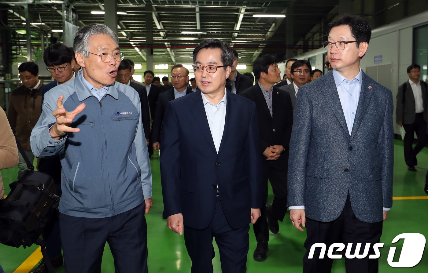 김동연 경제부총리(가운데)와 김경수 경남도지사가 31일 오후 경남 창원시 성산구 경한코리아에서 이상연 경한코리아 대표와 함께 스마트공장을 둘러보고 있다. 2018.10.31/뉴스1 ⓒ News1 여주연 기자