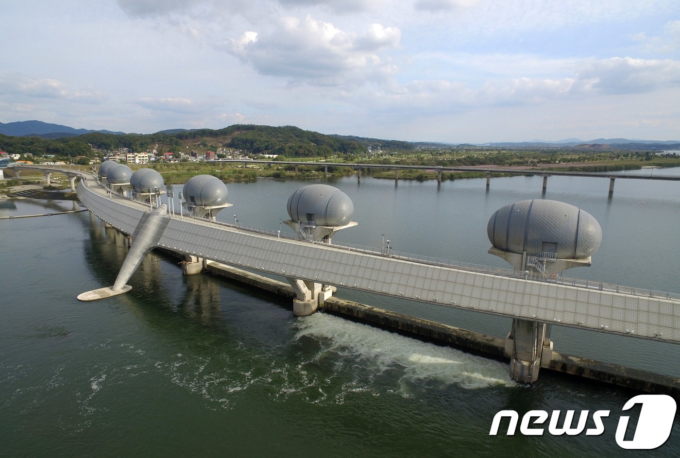 4일 오후 수문을 개방한 경기도 여주 이포보에 한강 물이 흐르고 있다. 2018.10.4/뉴스1 ⓒ News1 박세연 기자