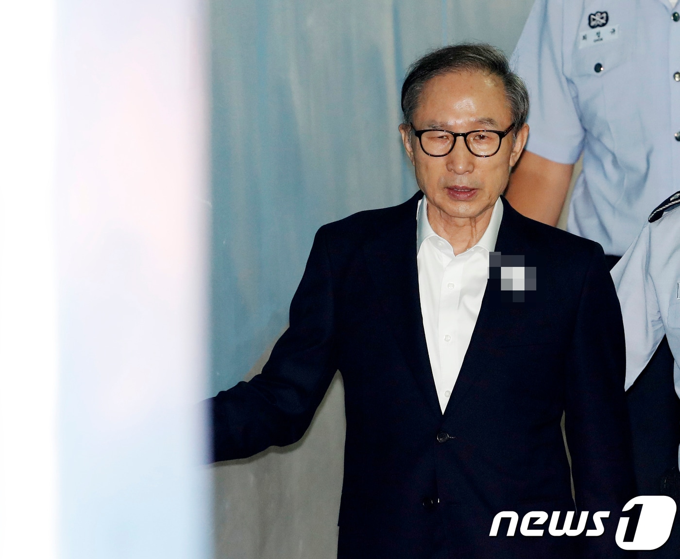 이명박 전 대통령이 지난 8월 14일 오전 서울 서초구 서울중앙지법에서 열린 20회 공판에 출석하기 위해 법정으로 향하는 모습. (뉴스1 DB) 2018.10.5/뉴스1