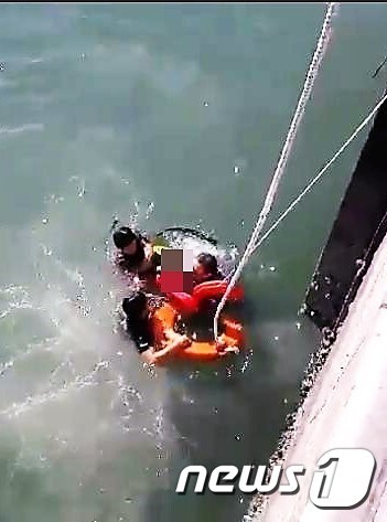 바다에 빠진 어린이 구조.(여수해경 제공)/뉴스1 ⓒ News1