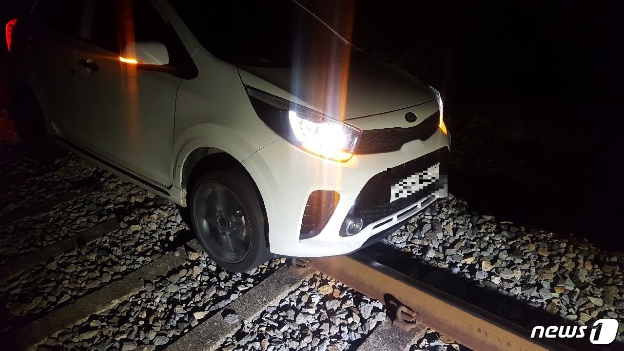 9일 오전 전남 화순에서 무면허 상태로 곡예운전을 하다 신고를 받고 출동한 경찰의 추격을 피해 철길에 차를 두고 도주한 운전자가 경찰에 붙잡혔다. 사진은 범인이 철길 위에 세워둔 모닝.(전남지방경찰청 제공)2018.10.9/뉴스1