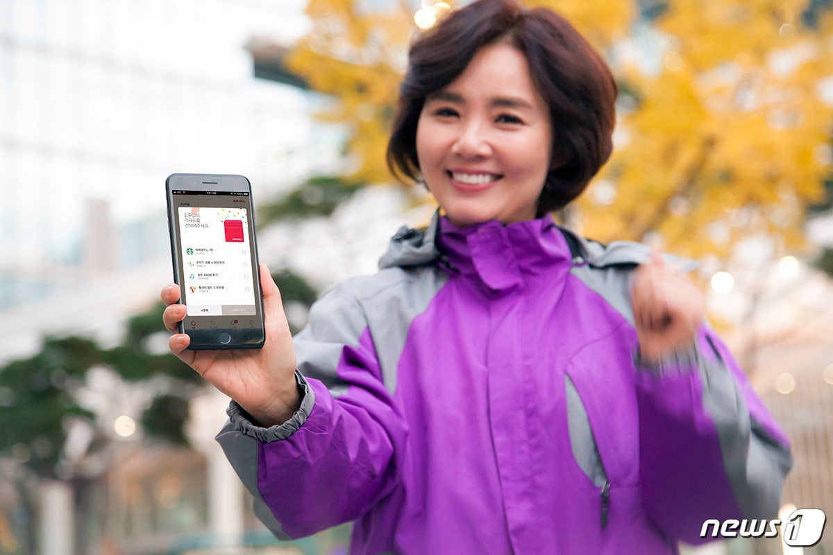  &#39;T건강걷기 X AIA 바이탈리티&#39; 서비스를 이용하는 가입자. &#40;SK텔레콤 제공&#41; ⓒ News1