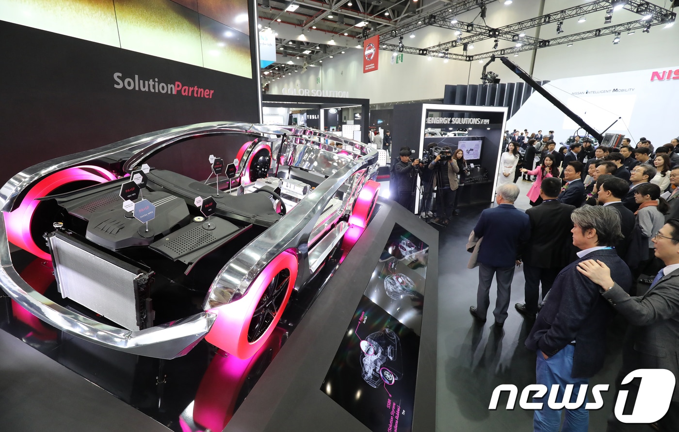 지난해 11월1일 대구 엑스코에서 개막한 ‘대구국제미래자동차엑스포(DIFA 2018)’ 현장을 찾은 관람객들이 LG화학이 선보이는 미래형자동차 모형을 살펴보는 모습. 2018.11.1/뉴스1 DB ⓒ News1 공정식 기자