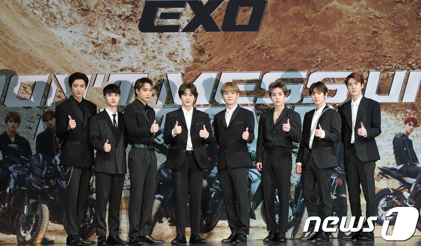 그룹 엑소(EXO)가 1일 오후 서울 강남구 삼성동 코엑스 아티움에서 열린 정규 5집 ‘돈트 메스업 마이 템포(DON’T MESS UP MY TEMPO)’ 발매 기념 음감회에 참석해 포즈를 취하고 있다. 왼쪽부터 찬열, 디오, 카이, 수호, 첸, 시우민, 백현, 세훈. 2018.11.1/뉴스1 ⓒ News1 권현진 기자