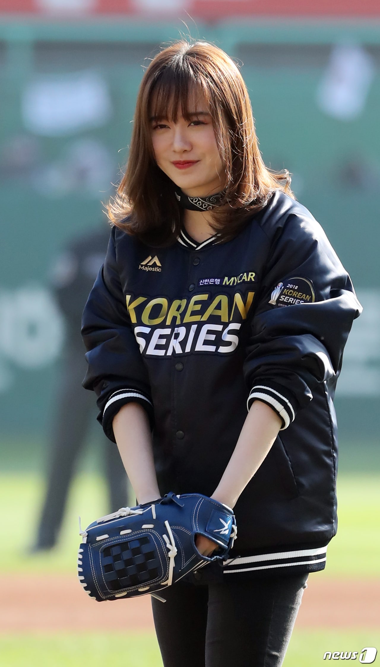 배우 구혜선이 10일 오후 인천 미추홀구 SK행복드림구장에서 열린 2018 프로야구 신한은행 마이카 KBO 한국시리즈 5차전 두산 베어스와 SK 와이번스의 경기에서 시구를 하고 있다. 2018.11.10/뉴스1 ⓒ News1 황기선 기자
