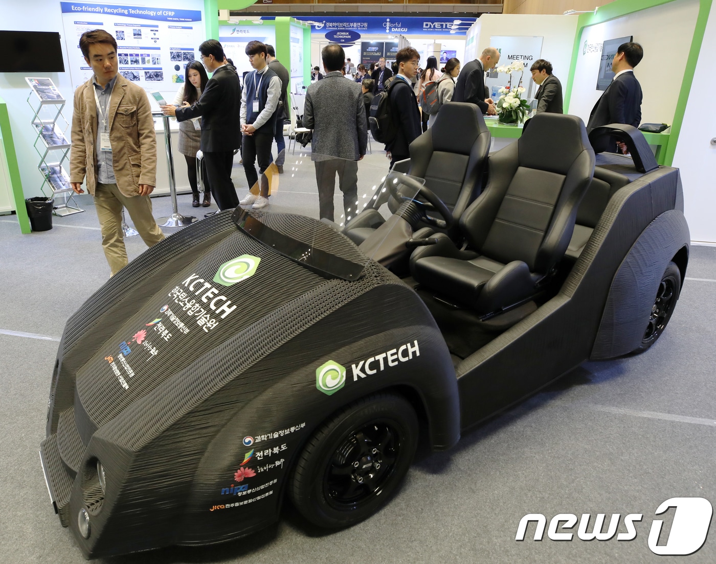 14일 서울 강남구 코엑스에서 열린 국제 복합소재 전시회 'JEC 아시아 2018'에서 참관객들이 탄소섬유강화플라스틱(CFRP) 3D 프린터로 만든 자동차를 살펴보고 있다. 2018.11.14/뉴스1 ⓒ News1 구윤성 기자