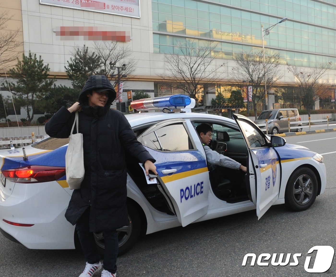 강원지방경찰청이 12일부터 15일까지 2020학년도 대학수학능력시험 경비안전 활동에 들어간다. 교통경찰 수능 수험생 수송 모습. (뉴스1DB) ⓒ News1