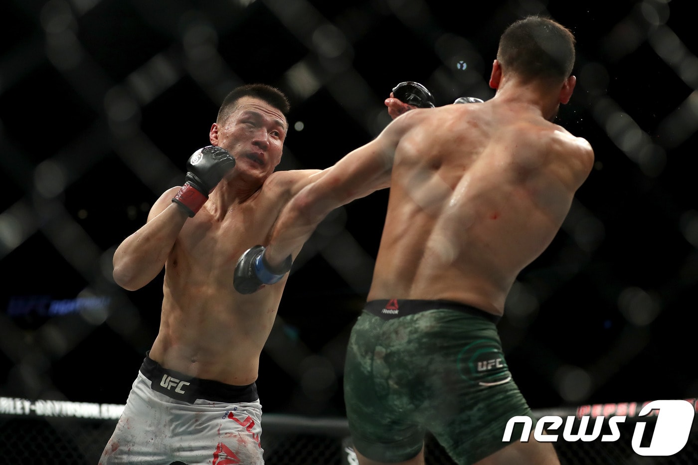 UFC의 정찬성(왼쪽)과 야이르 로드리게스. ⓒ AFP=News1